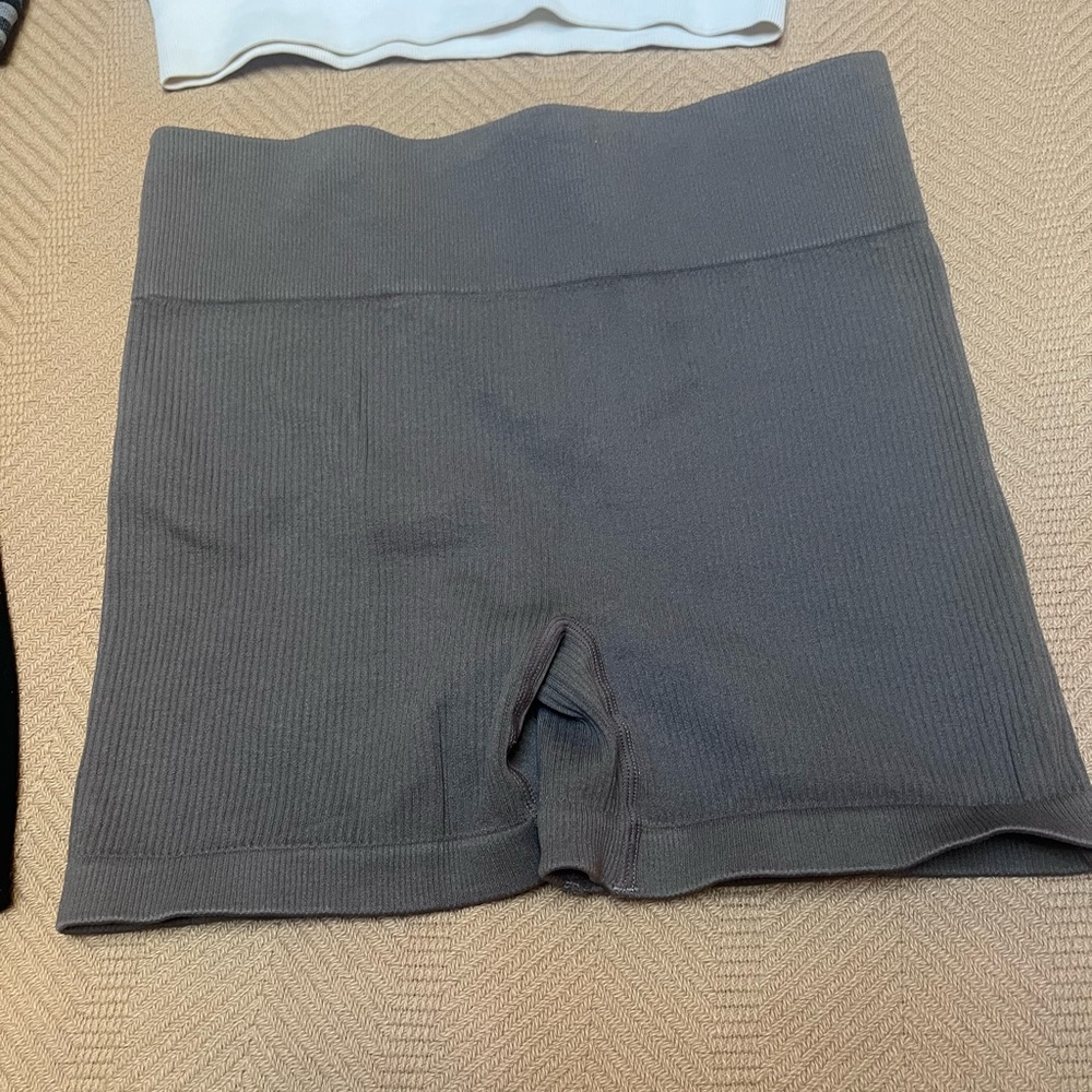 Bundle of 8 sports bras and shorts! - Picture 11 of 12